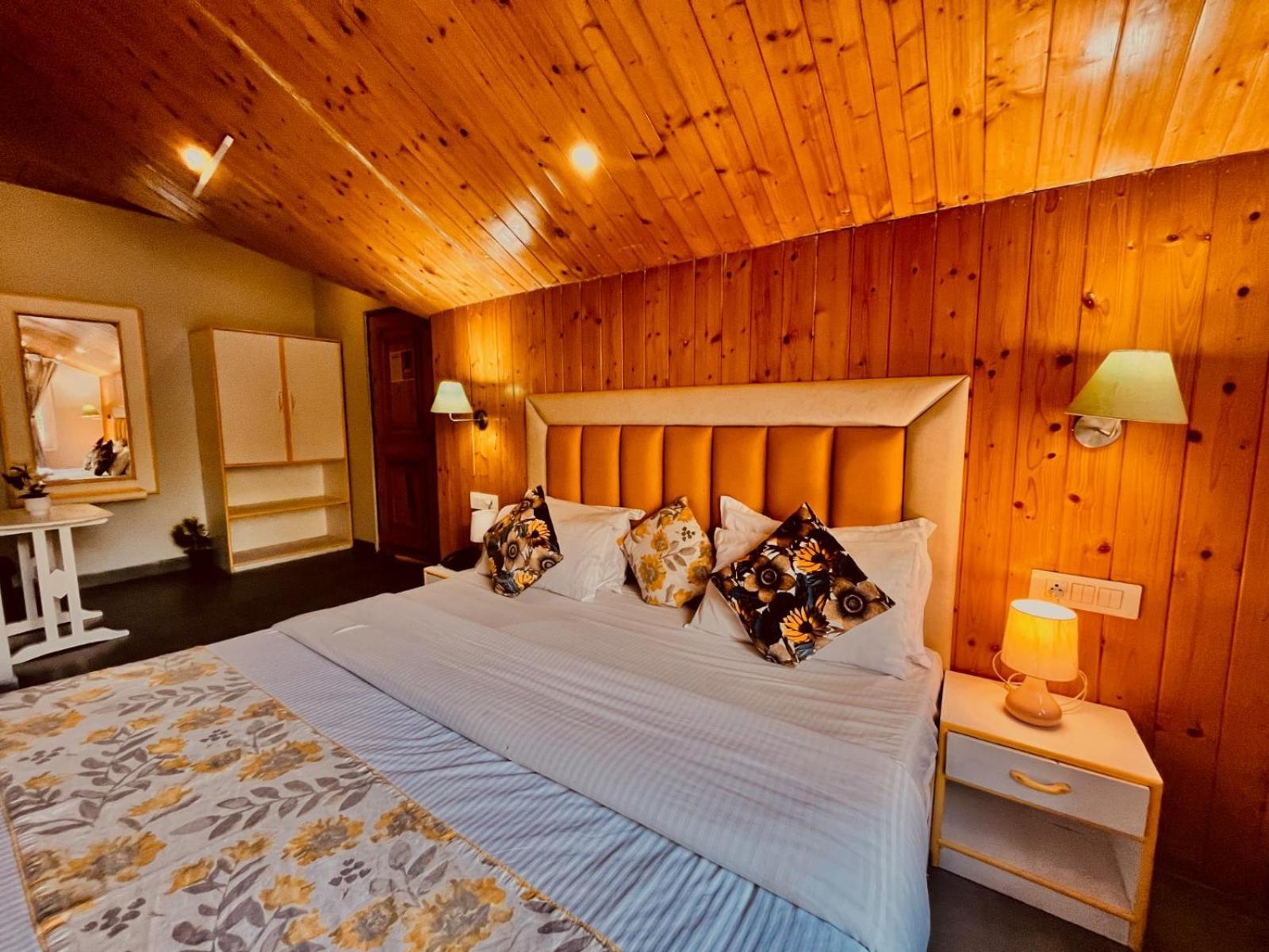 Hotel The Hadimba Palace # Mountain View ! Family Hotel ! Big Private Parking ! Near To Mall Road - Manali (Himachal Pradesh) — Photos 2