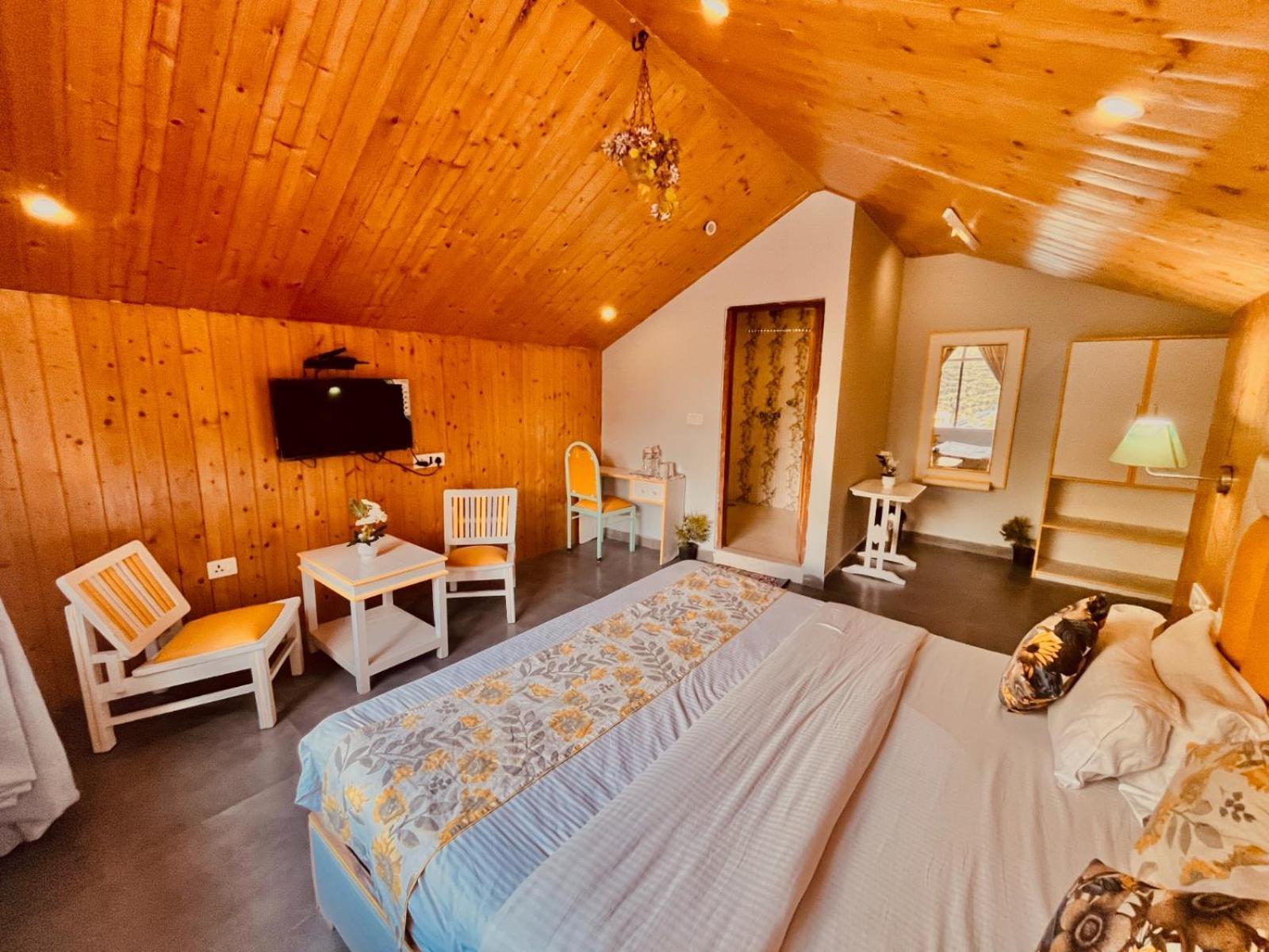 Hotel The Hadimba Palace # Mountain View ! Family Hotel ! Big Private Parking ! Near To Mall Road - Manali (Himachal Pradesh) — Photos 1